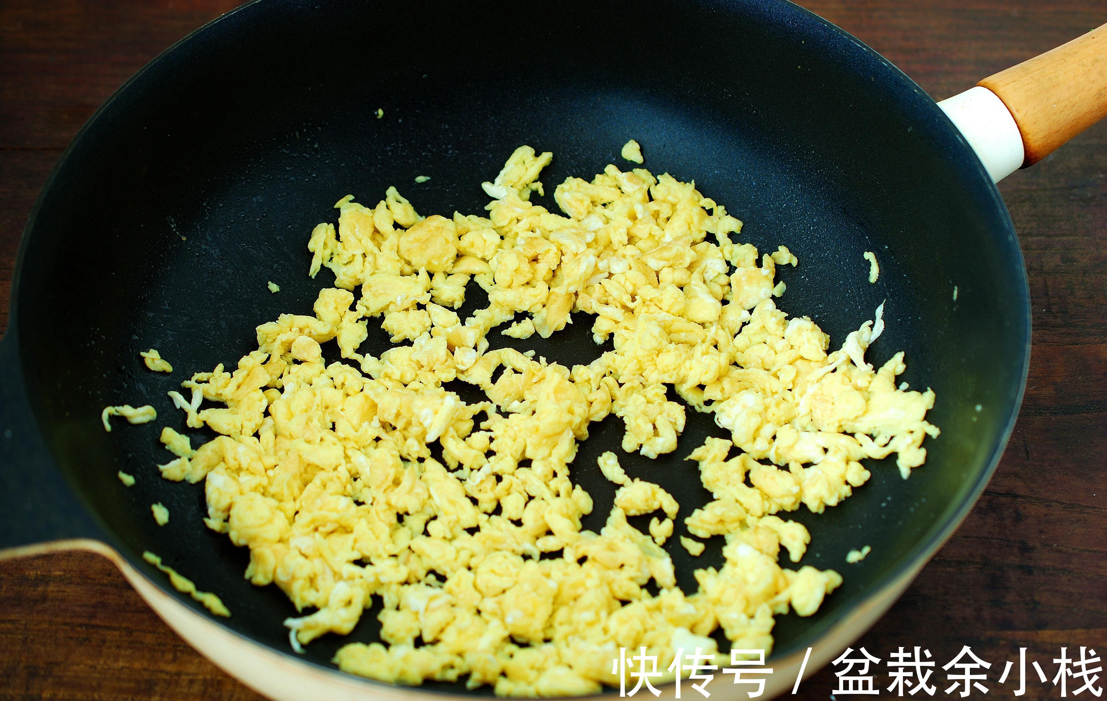 韭菜|这是婆婆烙的韭菜盒子，放了3天了还这么软，皮薄馅大，真香！