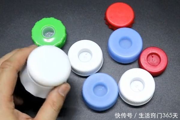 塑料瓶和塑料瓶盖我再也不扔了,简单改造一下,既美观又实用!