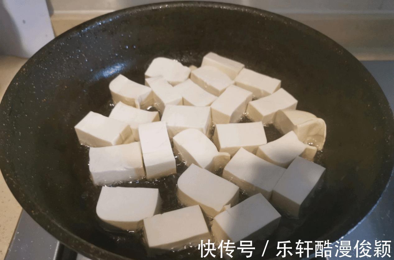 一道素菜比肉还好吃,剁椒虎皮豆腐配米饭,吃到汤都不剩