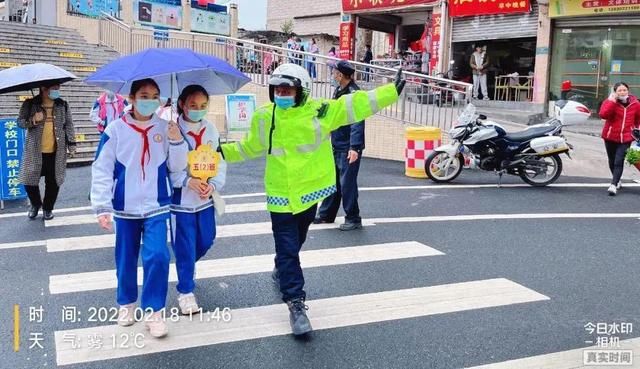 肇庆市公安局交警支队|寒风冷雨中，有暖心的肇庆公安交警!