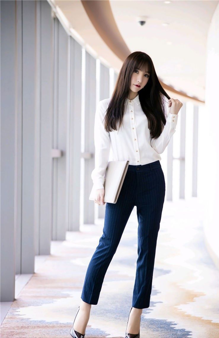 衬衫 白色衬衫搭配藏蓝色条纹九分裤修身显瘦,时尚迷人又极具职业感