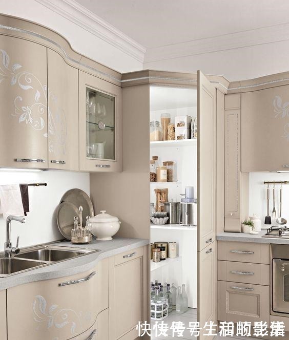 日本|把厨房转角利用好，建个1㎡小杂物间，收纳能力不比日本差！