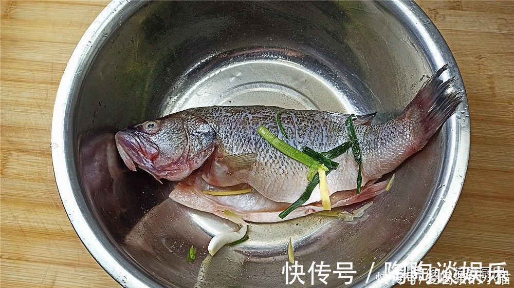 红烧|红烧鲈鱼虽然做法简单,要想肉质鲜嫩,味道浓香,需要一点小窍门