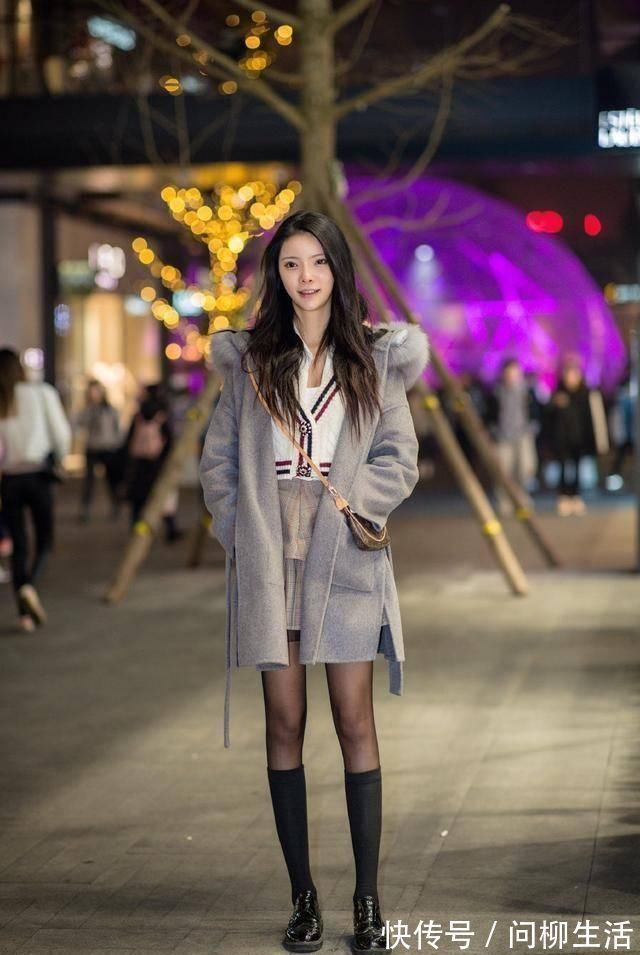 漆皮 挑战常规黑丝袜太有魅力了,这样穿一点不庸俗,赚足回头率