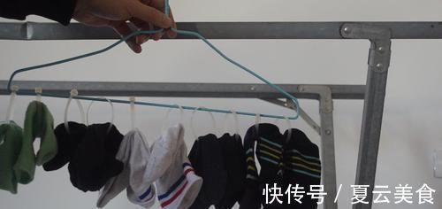 袜子|衣架上绑几根扎带, 放阳台上太实用了, 解决了困扰大家的一个难题