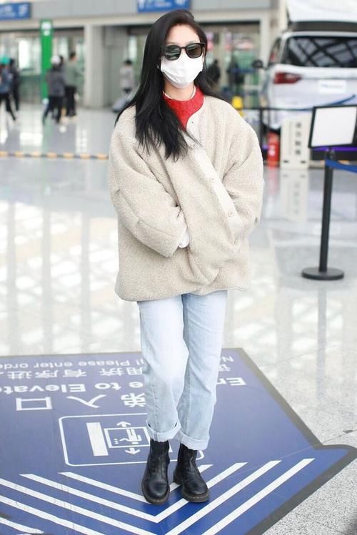 外套|美女造型真美，穿羊羔毛外套配牛仔裤简约时髦，休闲又大气！