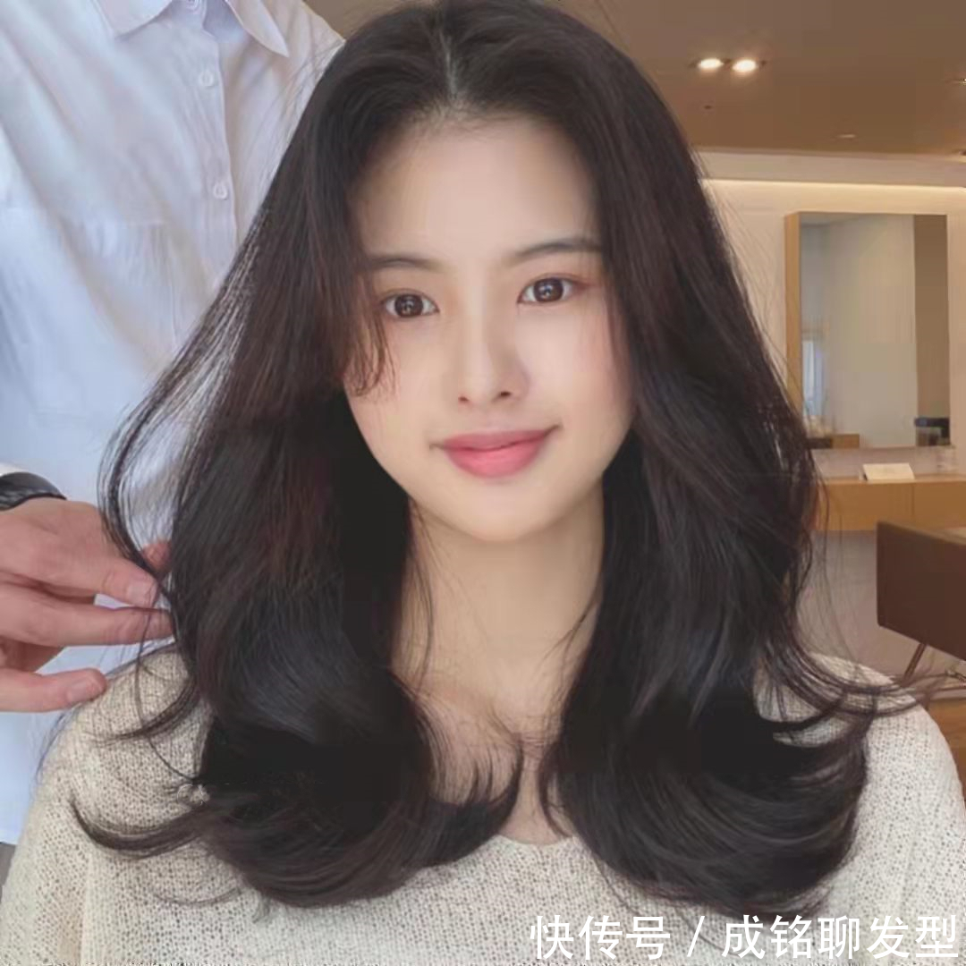 小姐姐 不是你脸大,是你发型没选对!学会这三个攻略,发型时尚还显脸小