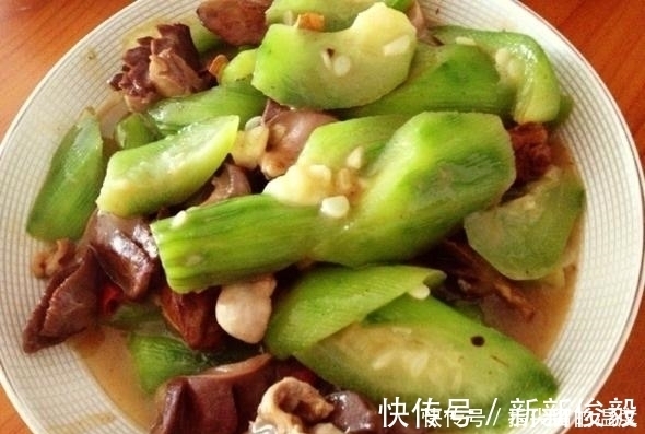 维生素c|入冬后,女性常吃此菜,色斑淡了,小肚子不鼓了,远离黑眼圈困扰