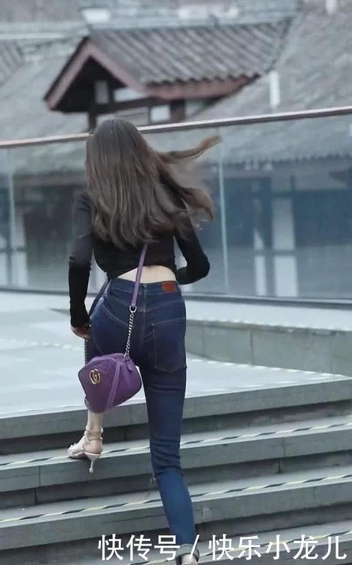 双腿|街拍这个靓姐穿8cm高的“吸盘鞋”,双腿迈开1米,是怎么做到的
