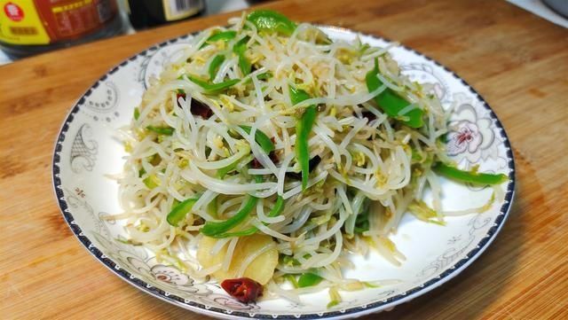 饭店“炒绿豆芽”为啥那么好吃原来多做这1步,豆芽脆爽又入味