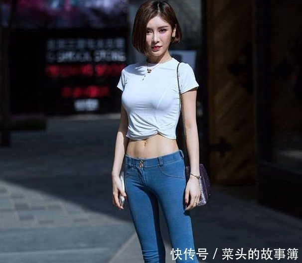 衬托|唯美的紧身牛仔裤美女,五官精致,衬托优美的线条!