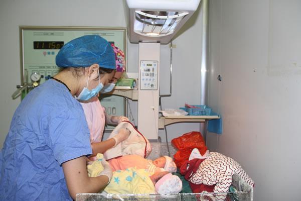 孕妇|孕妇剖腹产下龙凤胎,昏迷不醒时老公狠心拔掉呼吸机,网友心疼