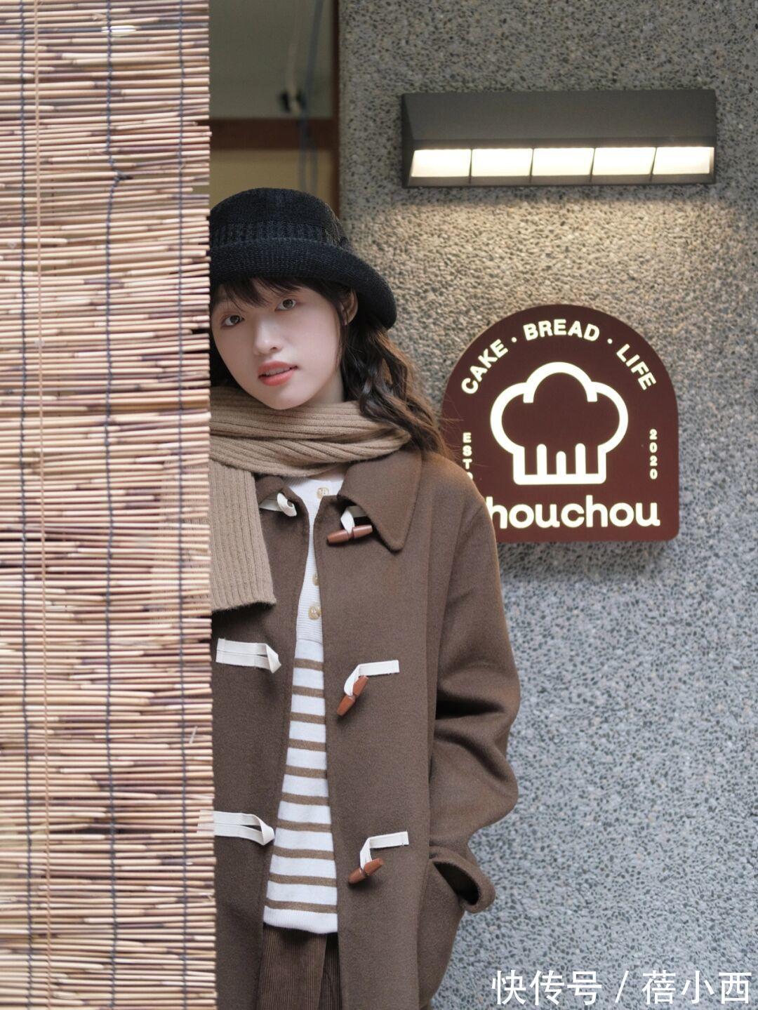 牛角扣|想减龄就试试“牛角扣大衣”,轻松get少女气质,告别单调老气