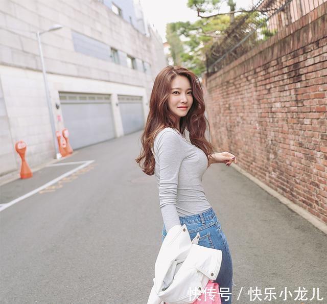 街拍身材姣好的女神,穿搭牛仔裤,秀出迷人的曲线