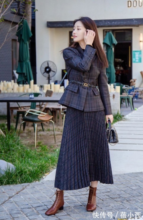 博主 春天穿“百褶裙”最优雅!建议多搭配针织衫,西装外套时髦又高级
