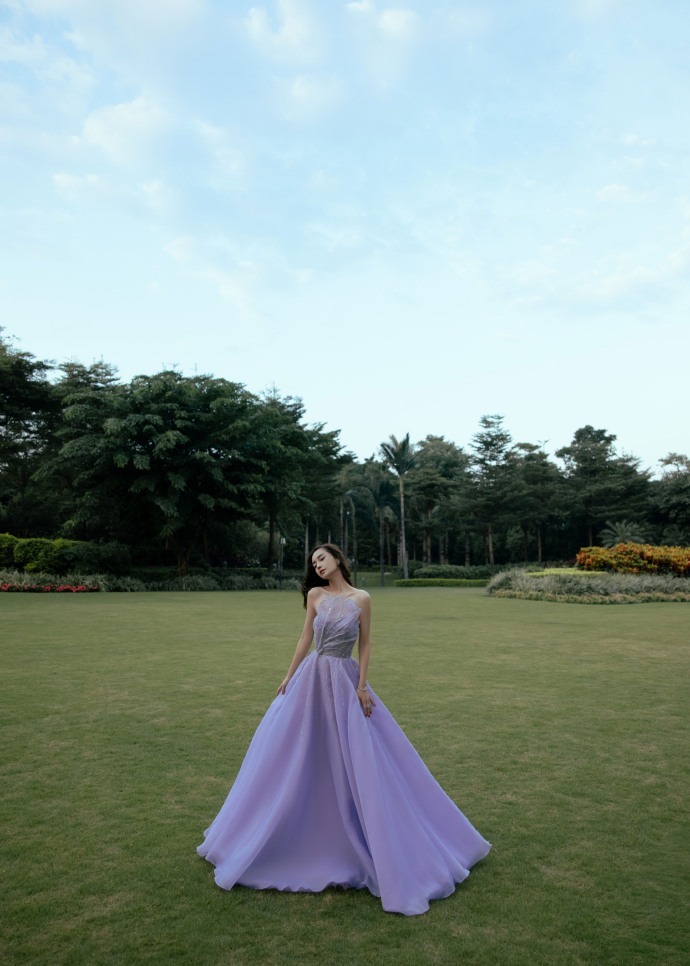 上衣|Angelababy当妈了少女感更强了,娃娃领上衣配小黑裤,俏皮又减龄