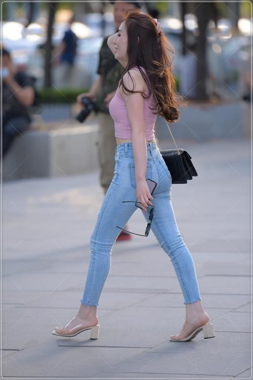 吊带|街拍美女:粉色吊带搭配牛仔裤,清凉舒适,少女感十足