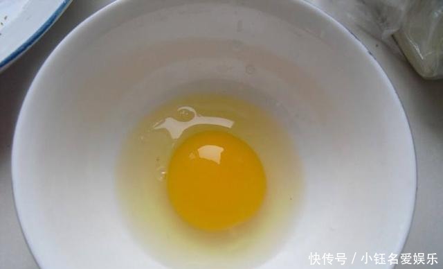 开水|水煮荷包蛋为什么出现蛋散和白泡泡,大厨:开水不可以将鸡蛋下锅