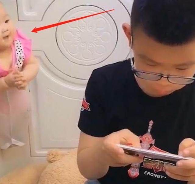 舅舅|小舅舅带外甥女火了,萌娃被“挂”门上,网友:舅舅厉害了