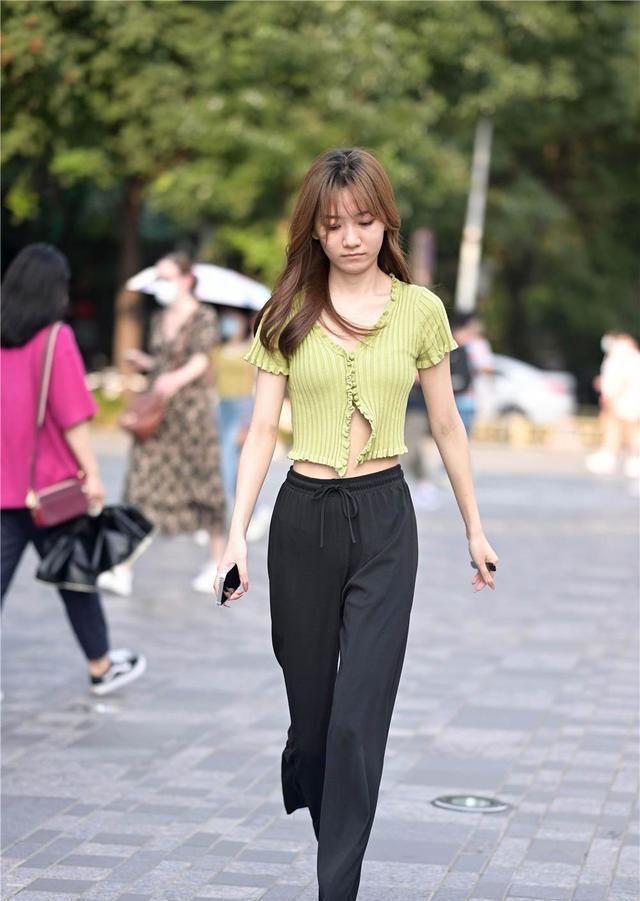 气质|夏季长裤搭配,面料很重要,清凉舒适还要时尚显气质