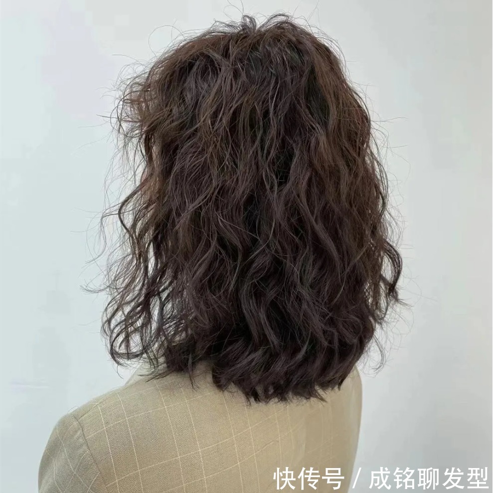发型师|头发烫得太卷被吐槽太老气,试试这三个小妙招,简单实用不伤发