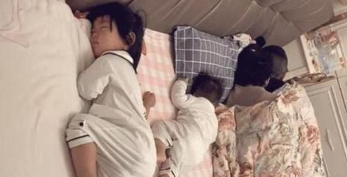 走红|婆婆拍下一家四口睡姿,夫妻俩秀恩爱睡姿走红,网友:孩子是意外