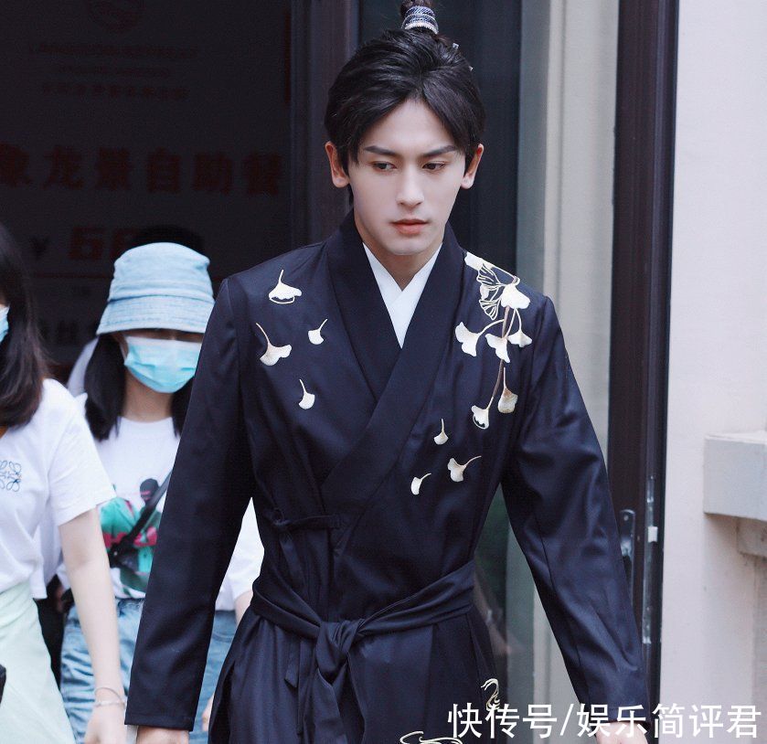 团宠|又一悬疑综艺来袭,张哲瀚李易峰加盟还不算,唯一女嘉宾是真团宠