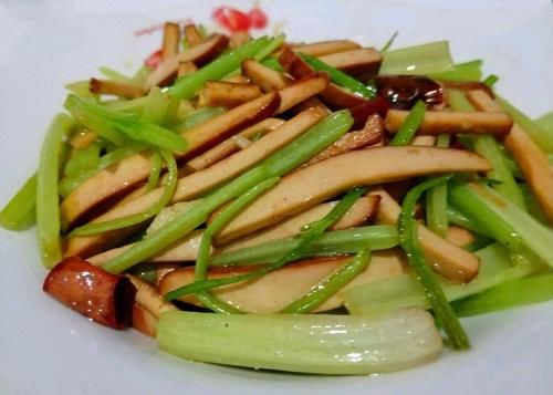芹菜和它一起炒，小肚子不鼓了，体内黑臭宿便，身体变得越来越好