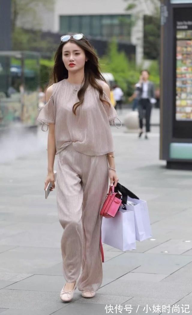名媛 街拍:气质闺蜜,旗袍式的连衣裙优雅大气,行走间满满的名媛气息