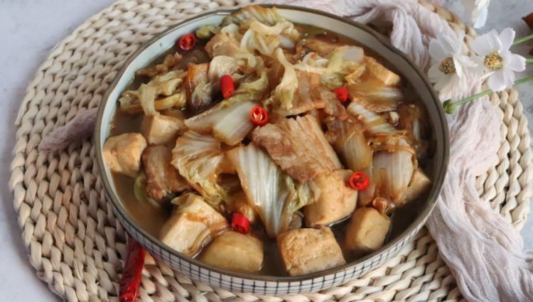 做白菜炖豆腐，厨师长分享3个小技巧，出锅豆腐嫩白菜鲜，特别香