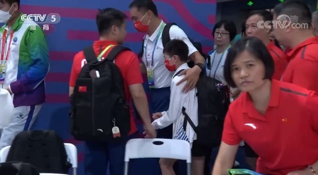 张家齐|8位教练保驾护航!全红婵享受国宝待遇,教练围住红姐谁也别想拍