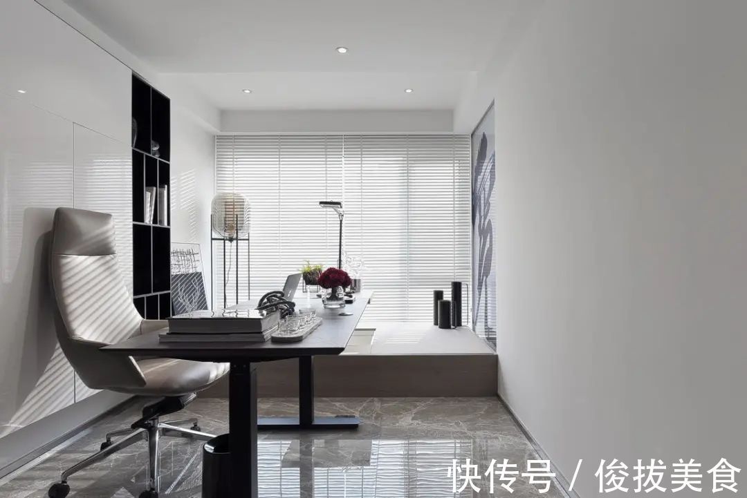 优雅|180㎡现代简约，卫生间用玻璃墙？设计太大胆！是否有点奔放？