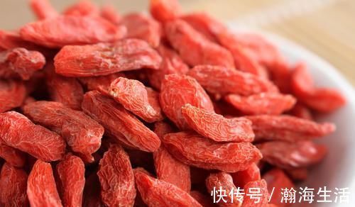 枸杞放久了发霉发粘？学会这诀窍，保存多久都不会受潮变质，真棒