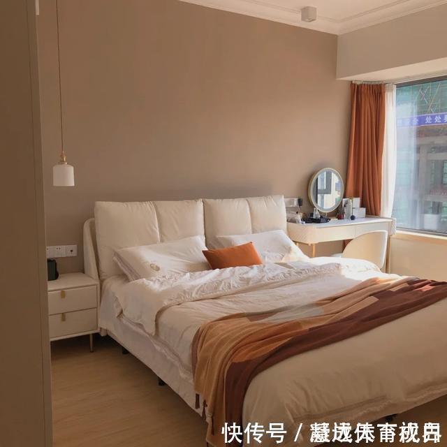 阳台上|她家不吊顶,只走石膏线,墙面不造型,只刷乳胶漆,太简洁耐看了