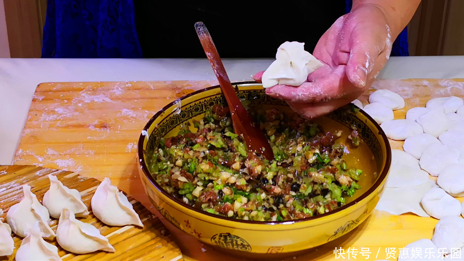 切细|芹菜饺子好吃的调馅方法,鲜美多汁不油腻,越吃越香,上桌一扫光