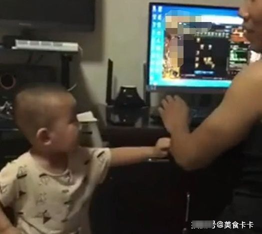 亲爱的|“小暖男宝宝”教训爸爸走红,拿着扫帚为妈妈撑腰,最后一幕好暖