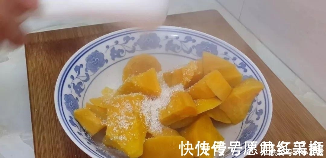 红薯这样做才最好吃,一蒸一切,比豆沙糕都好吃,一口一个真解馋