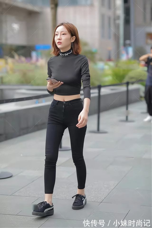 衣服 黑色短衫、黑色紧身牛仔裤,一身黑的打扮,除了帅酷还很显瘦