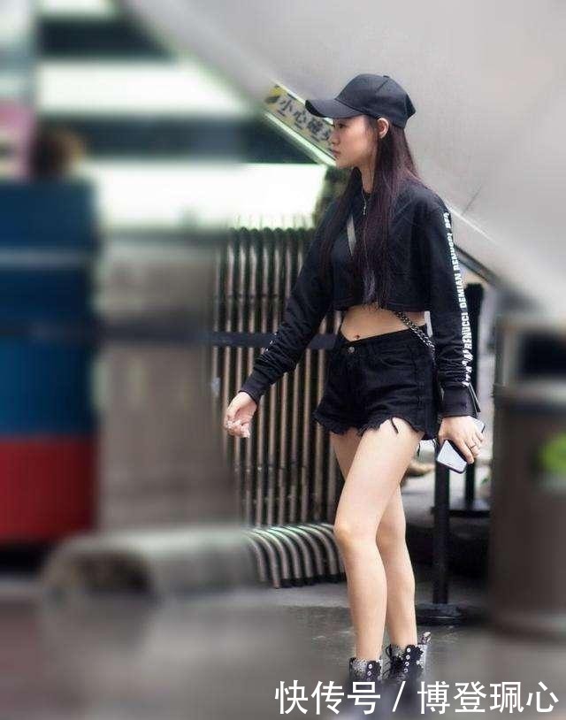 美艳姑娘灰色背心搭配白色短裤,这帽子太可爱了吧?