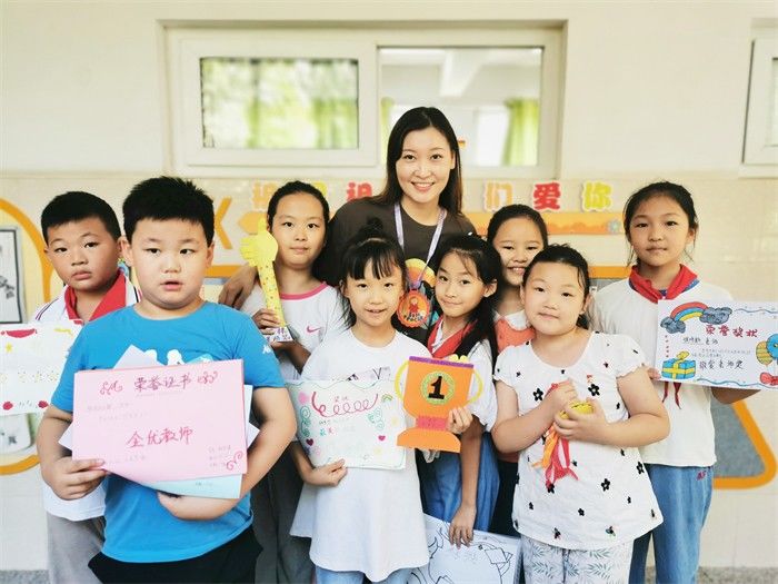 凤凰路小学|凤凰路小学开展“爱要大声说出口”教师节主题活动