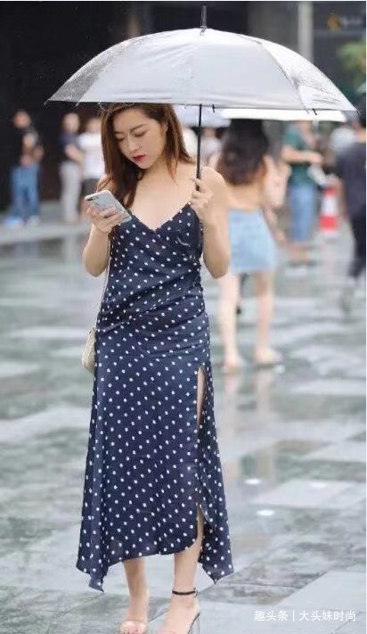 高跟鞋|蓝底白点吊带连衣裙，个性又美丽，男神心中的最爱