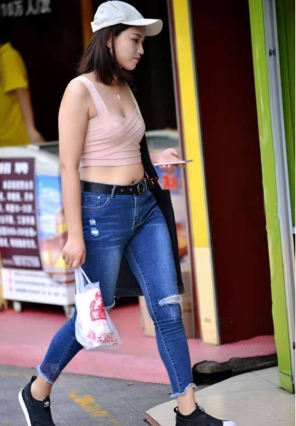 粉色|粉色吊带背心搭配九分牛仔裤,青春洋溢,简单大方