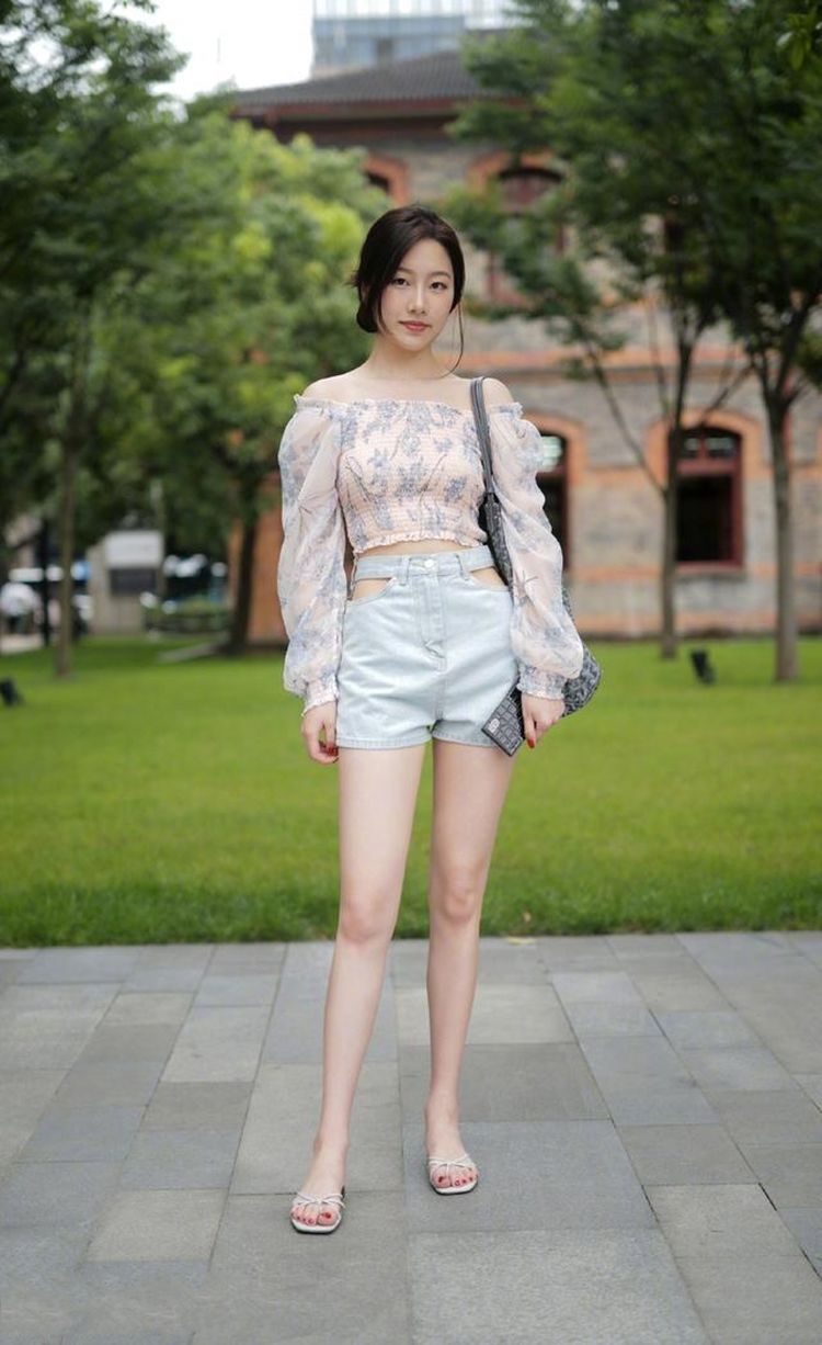 街拍|街拍：黑白两种颜色的经典搭配，给人一种更简单，更干练的感觉