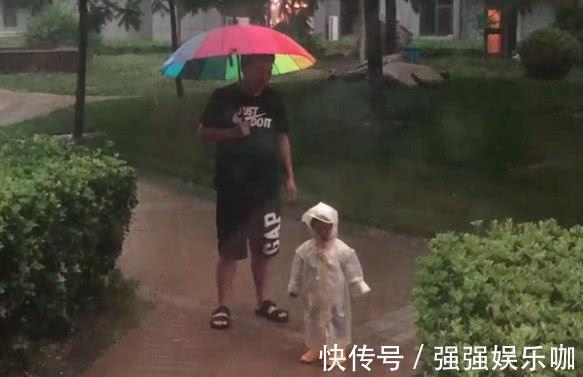 宝宝|“不省心奶爸”带娃一起淋雨火了,奶奶拎着扫把还有3秒到达现场