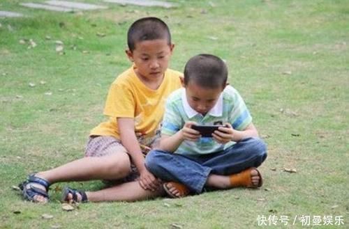 宝妈|5岁男孩带手机上学,老师怒摔手机,宝妈是谁给你的勇气摔手机