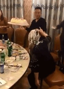 |搞笑GIF：伴娘你可真是有心计啊，这样藏鞋子谁能找得到啊