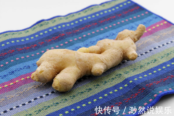 睡眠质量|常在睡前用生姜敷肚脐,身体或会收获不少好处,不妨了解一下