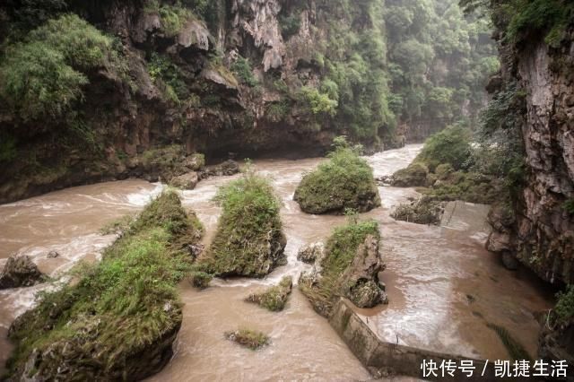 铁索桥|实拍我国最“惊险”的地缝景观，瀑布高100多米，比黄果树还壮观