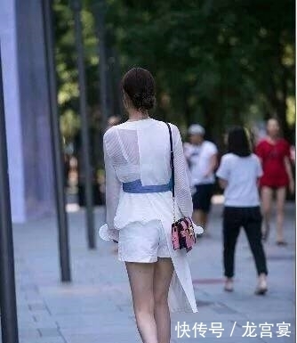 衣服|姑娘,第一次来海边都舍不得买泳衣吗,衣服全弄湿了尴尬