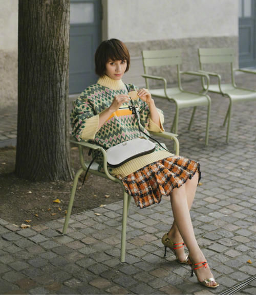 她才是《流金岁月》的最大惊喜，穿衣简单不复杂，气质不输年龄